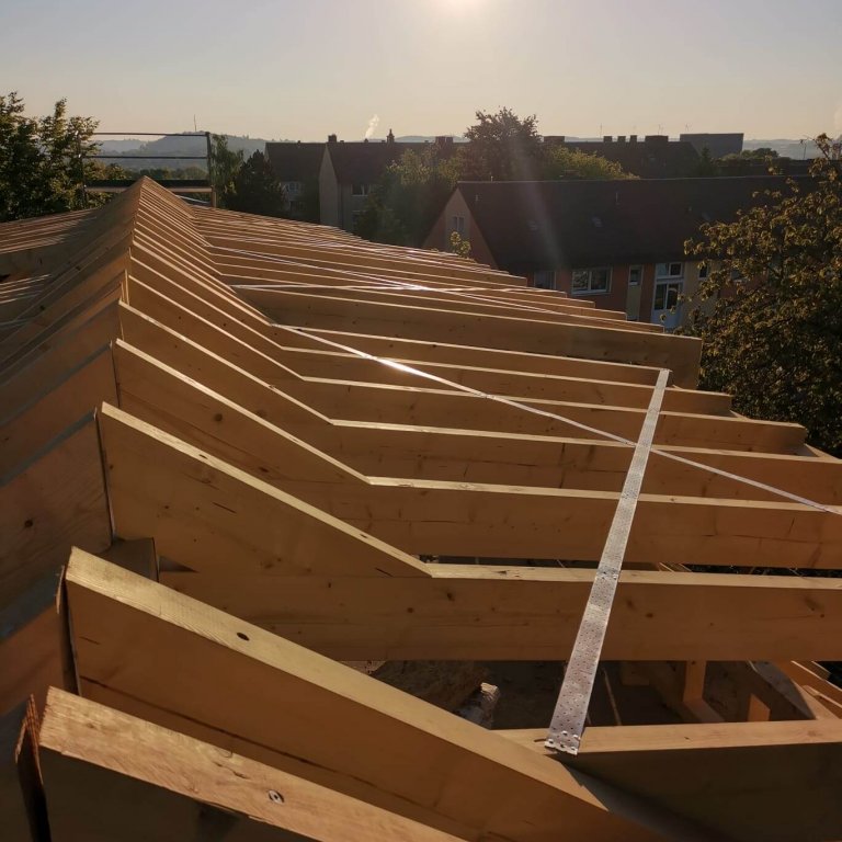 Ein Dachstuhl im Sonnenuntergang